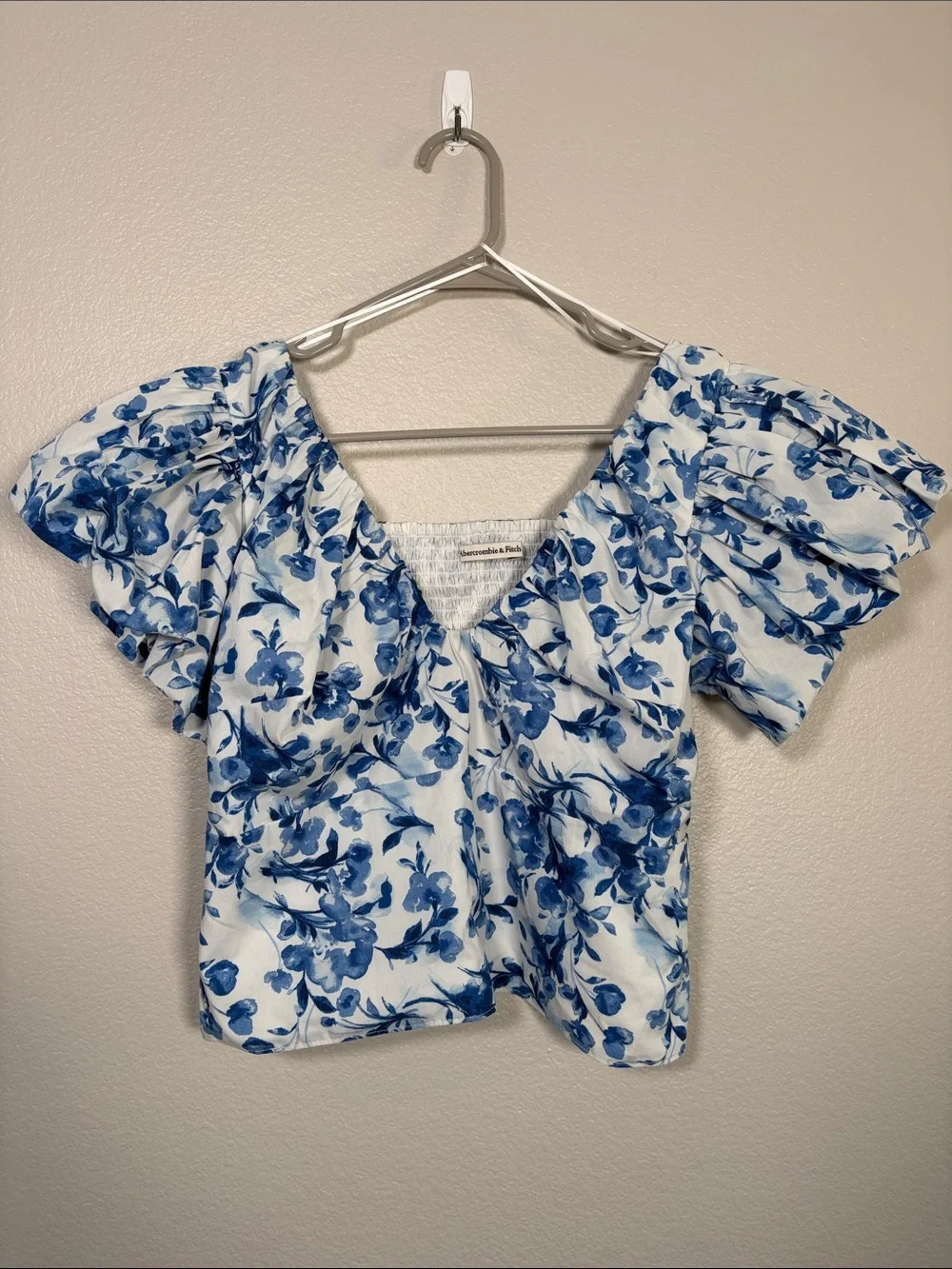 Abercrombie Puff Sleeve V Neck Blouse in White/Blue Floral - L